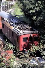 SBB Be 4/4 Nr.12 001, die Umrichterlok versteckt sich in Luzern am 24.08.1980.
Einige Daten: Inbetriebnahme 1927; LüP 15,20m; Dienstgewicht 64 to; Stundenleistung 1330 PS; Erbauer SIG; SBB; BBC; Einsatz Personenzüge im Seetal.