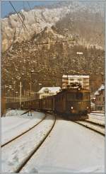 Die Re 4/4 I 10039 verl�sst mit ihrem Schnellzug die Klus von Moutier und erreicht den Bahnhof Moutier.