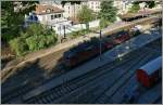 Zwei Re 4/4 II durchfahren den Bahnhof Vevey.