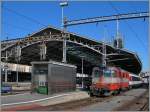 Der ehemals bunte IR 1537 ist zwischenzeitlich etwas farblos geworden, prunkte jedoch heut mir einem Juwel: der Swiss Express Re 4/4 II 11109, hier kurz vor der Abfahrt in Lausanne zu sehen.