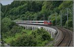 Die SBB Re 4/4 II 11153 erreicht in Kürze mit ihrem IR 2822 von Zürich nach Schaffhausen die Haltestelle Neuhausen Rheinfall, freilich fährt der IR hier ohne Halt durch.