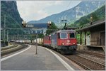 Eine Re 10/10 mit der Spitzenlok Re 420 344-4 fährt mit einem Güterzug durch Faido.
