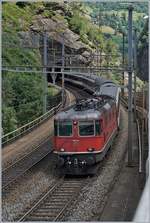 Die SBB Re 4/4 II 11164 verlässt mit einem  Gottahrd-IR  die Dazio Grand und erreicht Rodi Fiesso.