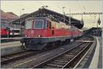 Die SBB Re 4/4 II 11172 und eine weitere Re 4/4 II warten mit dem EN Thello nach Paris in Lausanne auf die Weiterfahrt.