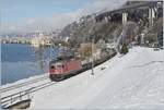 Die SBB Re 420 251-1 mit einem Güterzug beim Château de Chillon.