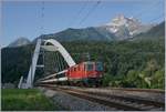 Die SBB Re 4/4 II 11195 mit ihrem 1908 auf der Fahrt nach Genève überquert zwischen St-Maurice und Bex die Rhone Brücke.