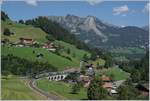 Bei Garstatt schiebt die BLS Re 4/4 II 502 ihren RE in Richtung Spiez.