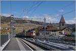 Der Bahnhof von Cully wird umgebaut und die SBB Re 4/4 II 11325 (Re 420 325-3) fährt mit ihrem Güterzug über das am Wochenende 6/7.
