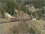 Zwei BLS RE 4/4 auf dem Weg Richtung Süden bei Kilometer 66 auf der Gotthard Nordrampe oberhalb von Wassen am 14.
