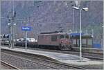 Die BLS Re 4/4 194 ist mit ihrem AT3 Autotunnelzug in Iselle angekommen.