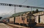 BLS 172 wird als Schiebelok am 24 Mai 2002 in SPiez an einem KLV angekuppelt.