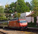 Re 460 022-7 f�hrt am 26.05.2012 mit einme IC in den Bahnhof Vevey ein.