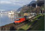 Lichttechnisch gesehen kam der IR 90 1715 nicht eine Sekunde zu früh: Die SBB Re 460 067-2 zieht die IC 2000 Wagengarnitur beim Château de Chillon Richtung Brig.