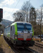 Die BLS Cargo 414 – Re 475 414-9  (91 85 4475 414-9 CH-BLSC) fährt am 20.04.2021 mit einem GTS - Container-Zug durch Kirchen/Sieg in Richtung Siegen.