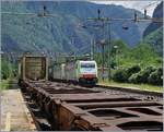 Erfreulich viel Verkehr auf der Simplonstrecke: Während der eine lange Güterzug bei Varzo auf die Fahrt nach Süden wartet, kommt aus der Gegenrichtung ein Güterzug mit zwie BLS Re