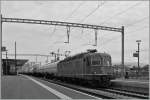 Lichtbedingt  nur  S/W: Re 6/6 11648 mit einem �lzug bei der Durchfahrt in Prilly Malley.