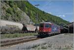 Die SBB Re 6/6 11688 (Re 620 088-5)  Linthal  hat den  Spaghetti -Zug von Domodossola II nach Vallorbe gebracht und rangiert nun für die Übernahme des Gegenzugs.