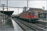 Die SBB Re 6/6 11631 (Re 620 031-5)  Dulliken  fährt während eines kurzen Regenschauers durch den Bahnhof von Neuchâtel.