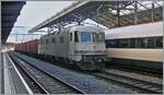 Als ich aus dem Büro eilte und die Railadventure Re 6/6 11603 (Re 620 003-4) abknipste war es schon zu spät; ich habe keine Ahnung, was die Lok am Schluss diese Zuges macht und was für eine Zug es ist. (schon am Vortag führte ein Stuttgarter-S-Bahn Überführungszug überraschend viel Containerwagen mit). 

7. Nov. 2025 

