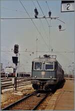 Die SBB Re 6/6 11646  Bussigny  mit einem Reisezug den Bahnhof von Domodossola, mehr Info gibt mein Fotoalbum leider nicht Preis, daf�r sind aus dem Bild einige Details zu sehen, wie z.B. eine weitere SBB Re 6/6 im Hintergrund und etliche abgestellte G�terwagen. Das Analogbild entstand im Fr�hling 1987