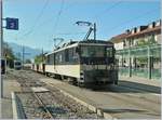 Die MOB GDe 4/4 604  Interlaken  wartet in Blonay mit einem Schotterzug auf die Weiterfahrt nach Vevey.