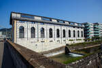 Die ehemalige Fabrikhalle des 1842 gegründeten Ateliers de constructions mécaniques de Vevey (ACMV) am 28.05.2023 in Vevey. Hier wurden bis 1992 u.a. Schienenfahrzeuge gebaut. Die Herstellung von Eisenbahnwagen konnte in der Fabrik Villeneuve als Vevey Technologies SA weitergeführt werden und wurde 1998 von Bombardier gekauft. 

Davor fließt das Flüsschen Ruisseau de Bergère, es hat es nicht mehr weit zur Mündung in den Genfersee.

