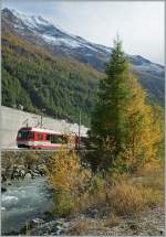 Um das lange Warten auf den Fr�hling zu verk�rzen,  w�hlte  ich in der Kiste mit Bilder aus sonnigen Zeiten: MGB  Zermatt-Shuttle bei T�sch.