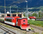   MGB Schneeplug X2906, ein zweiachsiger Spurpflug, abgestellt am 28.05.2012 beim Werkstattareal in Brig, aufgenommen aus einem fahrenden IR.