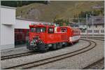 Der MGB Tm 2/2 811 steht mit einem AB im Bahnhof von Andermatt.
