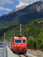 Die MGB HGe 4/4 II - 104 Furka (ex SBB 1951) kommt mit Glacier Express 911 aus Richtung Fiesch und f�hrt in den Bahnhof (-vorplatz) Brig ein.