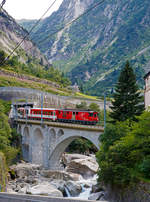 Die MGB Deh 4/4 – 55 „Brig“ kommt am 01.08.2019 von Andermatt nach G�schenen hinab und �berquert hier die Reuss.