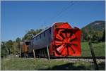 50 Jahre Blonay Chamby - MEGA BERNINA FESTIVAL: Auch ohne Schnee ziemlich impossant: RhB Dampfschneeschleuder X rot d 9214 (1052) welche von der RhB Ge 4/4 182 Richtung Chaulin geschoben wird.