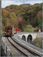 Die BOB HGe 3/3 29 ist mit ihrem BOB  Kaiserwagen  und dem gut dazu passenden NStCM Vierachser beim Baie de Clarens Viadukt auf dem Weg nach Blonay.