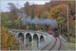 Vor dem Hintergrund eines bunten Herbstwaldes dampft die Blonay-Chamby G 2/2 4  Rimini  über den Baye de Clarens Viadukt.