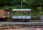 Der „kleine“ zweiachsige Behelfs-Personenwagen (Sommerwagen) ex LLB L� 60 der Museumsbahn Blonay–Chamby am 27.05.2023 auf dem Museums-Areal der (BC) in Chaulin.