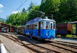 Der Triebwagen Ce 2/3 28 der Museumsbahn Blonay–Chamby, ehemals der TL - Transports publics de la région lausannoise (deutsch Öffentliche Transporte der Region Lausanne), ex Genève Veyrier 23, rangiert am 27.05.2023  im Museums-Areal der Museumsbahn Blonay–Chamby in Chaulin.

Der Triebwagen Ce 2/3 wurde ursprünglich 1913 als Zweiachser für die Genève Veyrier als Nr. 23 von SWS und SAAS gebaut. Bereits 1919 ging er an die TL. Die Werkstätte der TL baute ihn1948 um, die Aufbauten wurden modernisiert und der Wagen bekam eine zusätzliche Mittelachse um die Antriebsachsen beim Durchfahren von Kurven zu führen. Der Verschleiß wurde somit stark reduziert und der Komfort stark verbessert. 1963 wurde die Jorat-Linie stillgelegt und der Triebwagen, sowie ein weiterer, gingen an die BVB. Der ex TL Ce 2/3 – 28 wurde 1976 an die Blonay-Chamby verkauft und ist eines der letzten Überbleibsel der Lausanner Straßenbahnen.

TECHNISCHE DATEN des Ce 2/3 – 28
Spurweite: 1.000 mm
Achsformel: A 1 A
Länge über Puffer: 11.030 mm
Achsabstand: 2 x 2.100 mm (4.200 mm)
Breite: 2.150 mm
Höhe: 3.350 mm
Dienstgewicht: 15.8 t
Treibraddurchmesser: 880 mm (das Laufrad ist wesentlich kleiner)
Höchstgeschwindigkeit.: 55 km/h
Leistung: 2 x 88 kW = 176 kW
Getriebeübersetzung: 1:5,93
Spannung: 900 V DC
Sitzplätze: 24 (3. Klasse)
Stehplätze: 46
