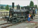Die zierliche E 3/3 8523 (gebaut 1915) der CTVJ (Compagnie du Train à vapeur de la Vallée de Joux) wird in Le Brassus, alter Bahnhof für die Rückfahrt vorbereitet.