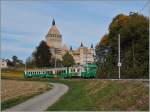 Vor der Kulisse der (fast gerüstfreien) Château de Vufflens fährt der Be 4/4 14 mit B und Bt als Regionalzug 127 Richtung Morges.