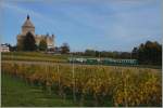 Der BAM Regionalzug 126 von Morges nach Bi�re vor der Kulisse des Ch�teau de Vufflens.