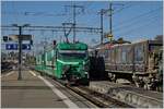 Die beiden Ge 4/4 21 und 22 umfahren ihren Zug     19.
