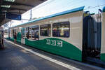 Der vierachsige Niederflurzwischenwagen BAM/MBC B 2067, eingereiht in einen MBC Pendelzug, steht am  07 September 2023 im Bahnhof Morges.