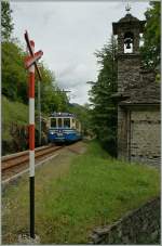 Da man es bei hellertal.starbilder lieber Bunt mag, hier die farbige Version des S/W BB.de Bildes:   FART ABDe 6/6 N� 32 als Regionalzug 316 Locarno - Camedo bei der Kirche von Sassalto kurz vor