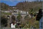 Neben der bekannte Brücke bei Intragna gibt es ein paar hundert Meter später auch dieses schöne Viadukt zu bewundern, welches gerade vom FART Regionlazug 309 befahren wird.
