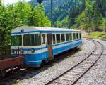 Ein tristes Dasein f�r den Steuerwagen MOB ABt 5304 (Baujahr 1979) abgestellt am 28.05.2012 in La Tine, aufgenommen aus fahrendem Zug.