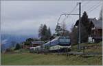 Kurz nach Les Avants ist die MOB Ge 4/4 8004 mit dem MOB/BLS GoldenPass Express GPX 4064 von Interlaken Ost nach Montreux unterwegs.