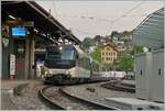 Die MOB Ge 4/4 8002 wartet mit ihrem GoldenPass Express GPX 4064 in Montreux auf die baldige Abfahrt nach Interlaken Ost.