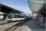 Die MOB Ge 4/4 8004 wartt mit ihrem Goldenpass Express GPX 4068 in Montreux auf die Abfahrt nach Interlaken Ost.
