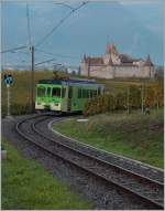 Der ASD BDe 4/4 402 als Regionazug 425 passiert das funktionierende, aber nicht zu beachtende Einfahrvorsignal von Aigle Dépôt ASD; im Hintergrund das Schloss von Aigle.