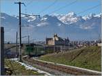 Der ASD BDe 4/4 401 mit Bt auf der Fahrt Richtung Les Diablerets oberhalb von Aigle mit dem Ch�teau d'Aigle im Hintergrund.