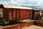 Gedeckter zweiachsiger Schmalspur-G�terwagen GFM Gb 656 mit offener Bremserplattform, abgestellt am 28.05.2012 beim Bahnhof Bulle.